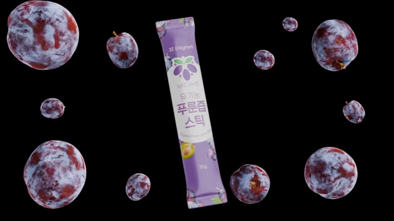 푸룬 스틱과 푸룬 과일이 떠 있는 광고 장면
