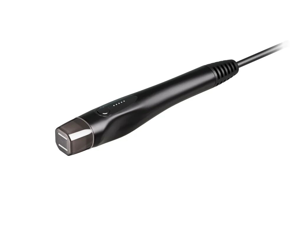 검은색 손잡이와 버튼, 케이블이 보이는 의료기기 핸드피스